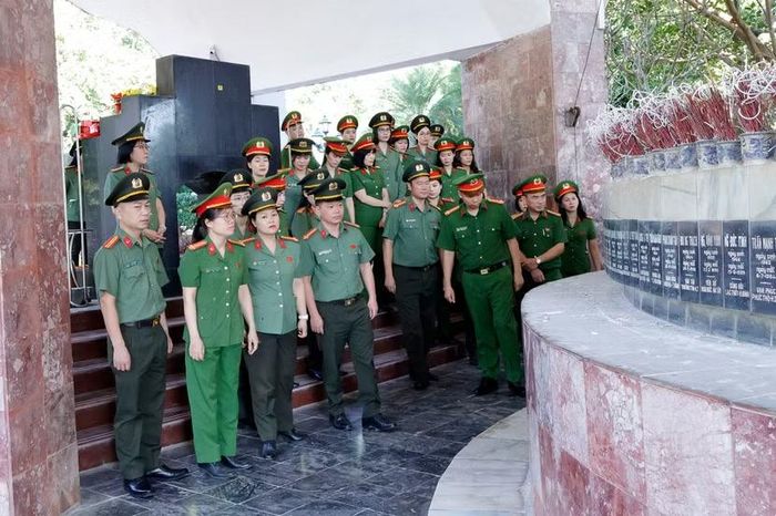 Đoàn công tác bên công trình mang biểu tượng ý nghĩa tưởng nhớ 168 cán bộ, kỹ sư, công nhân Việt Nam và các chuyên gia Liên Xô đã ngã xuống trong quá trình xây dựng Thủy điện Hòa Bình