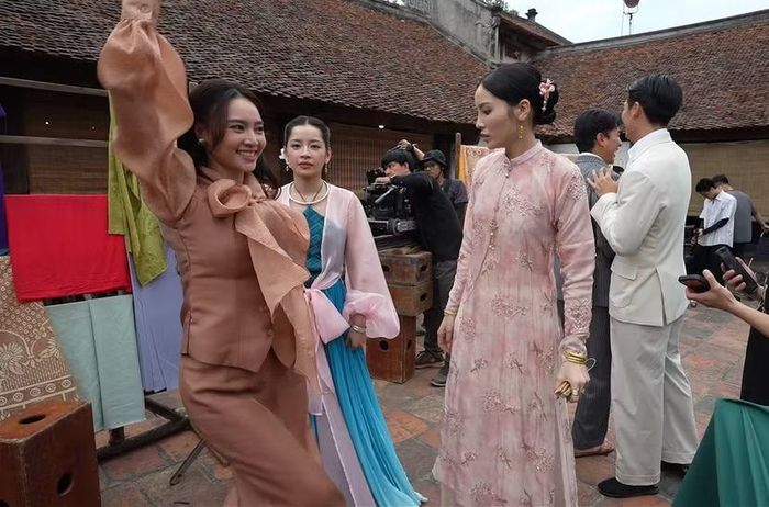 Sau những cảnh quay, Lan Ngọc luôn là người mang lại những tiếng cười cùng năng lượng tích cực của mình
