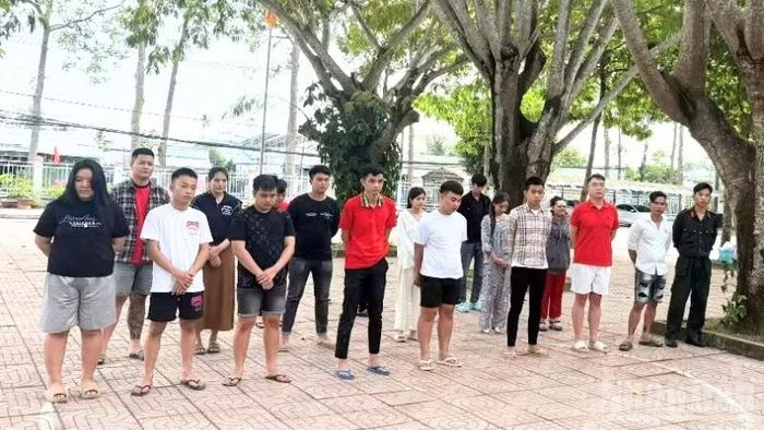 Cơ quan CSĐT Công an TP Cần Thơ đã khởi tố 24 bị can liên quan đến đường dây lừa đảo đầu tư vàng trên không gian mạng, bước đầu xác định 4 bị hại với tổng số tiền bị chiếm đoạt khoảng 26,5 tỷ đồng.