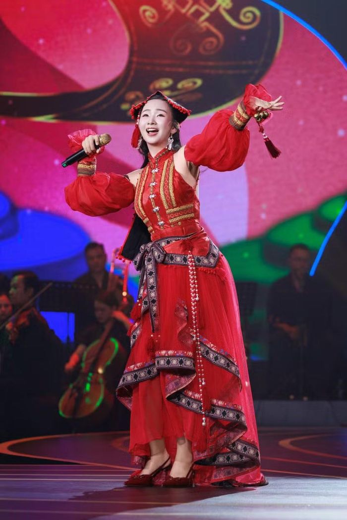 Mai Thu Hương trình diễn liên khúc “Chiếc khăn piêu” và “Inh lả ơi”