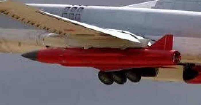 Tốc độ hành trình của Kh-32 đạt tới 4.000 km/h, vận tốc nước rút khi tiếp cận mục tiêu lên tới 5.400 km/h. Sau khi rời máy bay, tên lửa sẽ leo lên tới trần bay 40 km, từ độ cao đó nó sẽ bổ thẳng xuống mục tiêu với một góc tấn lớn.