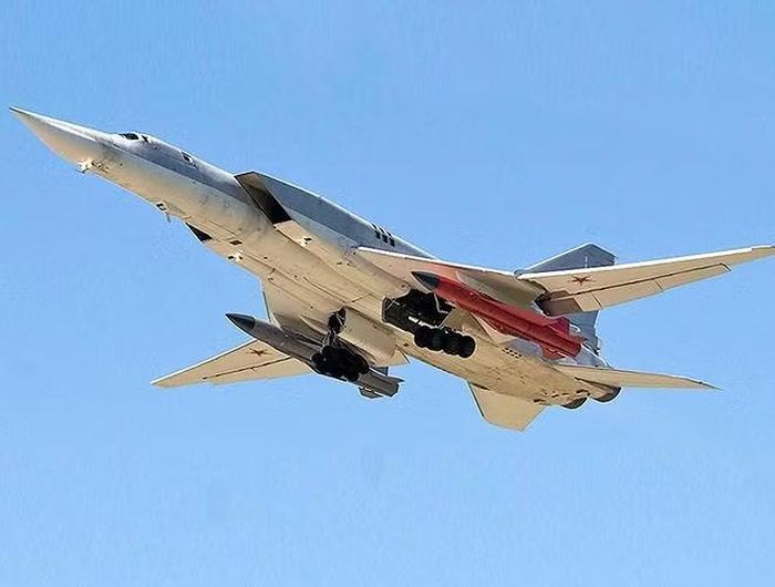 So với "người tiền nhiệm" Kh-22 thì tên lửa Kh-32 chỉ giữ lại những chỉ số về trọng lượng và kích thước của phiên bản cơ sở, trong khi phần "lõi" lại hoàn toàn khác biệt.
