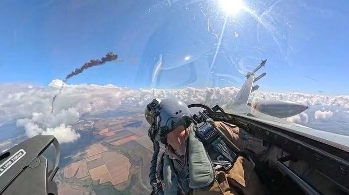 Theo ghi nhận, tiêm kích phương Tây trong Không quân Ukraine đang trong tình trạng cạn kiệt tên lửa không đối không, vì vậy các phi công buộc phải sử dụng pháo tự động gắn trên máy bay để giao chiến, thực tế trên buộc họ phải tiếp cận mục tiêu gần hơn.