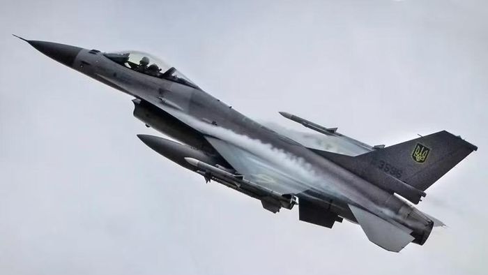 Điều này biến chiếc tiêm kích Fighting Falcon thành một"máy hút bụi trên không" thực thụ, khi cửa hút khí như một "cái miệng", dễ dàng hút những mảnh vụn nhỏ vào trong, có thể phá hủy cánh quạt động cơ phản lực.