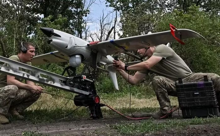Ukrlan, binh sĩ 28 tuổi thuộc đơn vị pháo binh của Tiểu đoàn Cảnh sát Vũ trang Độc lập Zaporizhzhia, cho biết đơn vị nhanh chóng cảm nhận tác động sau khi kết nối Starlink trở nên kém ổn định.