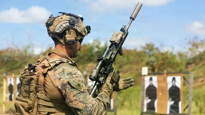 SIG Sauer còn tinh chỉnh hệ thống trích khí của M250 để cải thiện độ tin cậy và giảm thiểu tác động của việc tích tụ muội khói. Bên cạnh đó vành bảo vệ cò súng được mở rộng để binh lính có thể sử dụng súng máy ngay cả khi đeo găng tay dày.