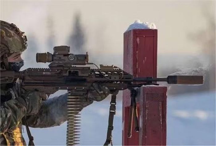 Khẩu M250A1 có thêm tùy chọn lắp báng súng do Công ty Magpul chế tạo, khi thiết bị được các binh sĩ ưa thích hơn trong quá trình thử nghiệm, ngoài ra vị trí lắp ráp cũng được gia cố vững chắc hơn.