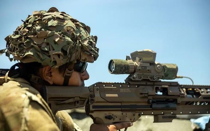 Nòng súng còn được thiết kế lại để giảm trọng lượng hơn nữa, SIG Sauer chưa tiết lộ cân nặng của khẩu M250A1 ở cấu hình mới, nhưng phiên bản tiêu chuẩn nặng xấp xỉ 5,9 kg không bao gồm đạn dược, ống ngắm và các thiết bị bổ sung.