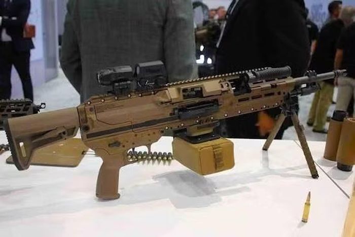 Tuy nhiên cần nhấn mạnh, Lục quân Mỹ không loại bỏ mà tiếp tục mua phiên bản M250 với nòng dài 16 inch, họ sẽ lựa chọn cấu hình tùy thuộc vào yêu cầu nhiệm vụ.