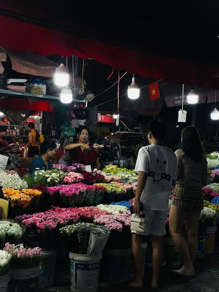 Cuộc sống về đêm thêm phần ấm áp khi khách hàng dừng chân chọn cho mình những bó hoa ưng ý nhất từ tay người bán, khép lại trải nghiệm đi chợ hoa đêm độc đáo