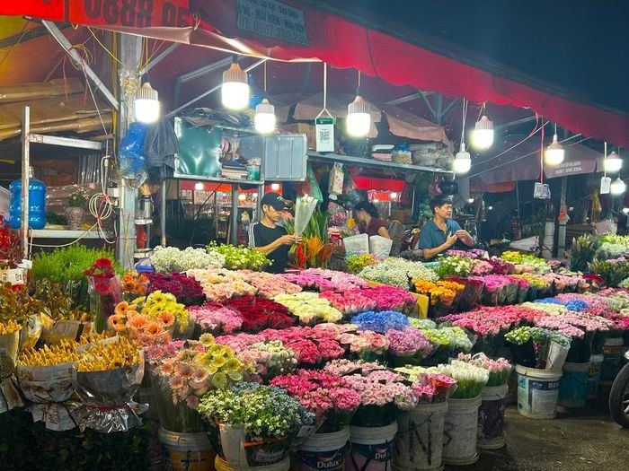 Sạp hoa bừng sáng dưới vô số bóng đèn, phô diễn đủ sắc hương từ muôn vàn loại hoa