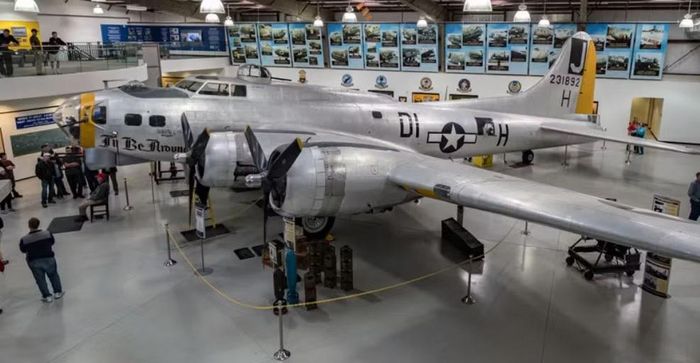 Nhưng Model 299 nhanh chóng gặp biến cố. Ngày 30/10/1935, nguyên mẫu gặp tai nạn khi cất cánh tại Wright Field.