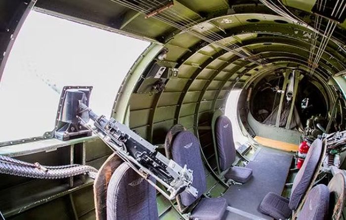 Thay vì sử dụng 2 động cơ như nhiều đối thủ, Boeing đưa lên máy bay tới 4 động cơ.