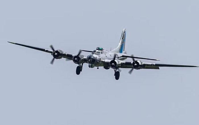 Boeing tham gia cuộc cạnh tranh bằng Model 299, một thiết kế hoàn toàn khác với nhiều oanh tạc cơ cùng thời.