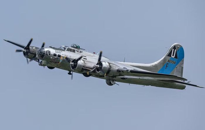 Boeing nhanh chóng tiếp nhận tên gọi Flying Fortress và sau đó đăng ký thương hiệu này. Lục quân Mỹ định danh dòng máy bay là B-17.