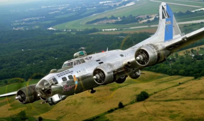 Điều đáng chú ý là B-17 không chỉ dựa vào tốc độ. Các nhà thiết kế và giới hoạch định quân sự khi đó tin rằng một đội hình oanh tạc cơ hạng nặng được trang bị nhiều súng máy có thể tạo ra vùng hỏa lực đủ mạnh để chống lại tiêm kích.