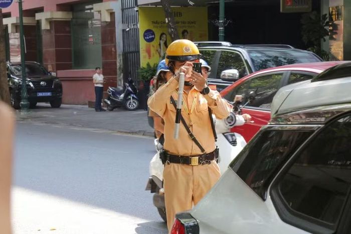 Sử dụng camera chuyên dụng để ghi nhận, xử "nguội" phương tiện dừng đỗ sai quy định, tránh trường hợp lái xe chối cãi