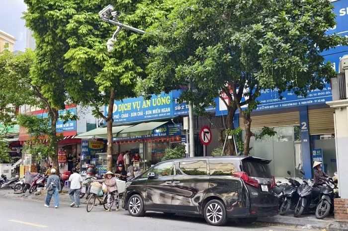 Nhiều lái xe dù biết bị cấm vẫn tùy tiện dừng đỗ xe ô tô, gây cản trở giao thông