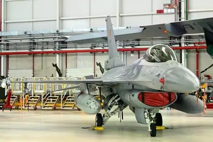 "Chúng tôi cần phải phải thực hiện đầy đủ mọi nghĩa vụ của mình với NATO, vì vậy Bỉ cần phương tiện để thay thế. Hiện tại các tiêm kích F-35 đang bắt đầu đến, và điều này cho chúng tôi cơ hội để giao F-16 cho Ukraine nhanh hơn", ông de Wever cho biết.