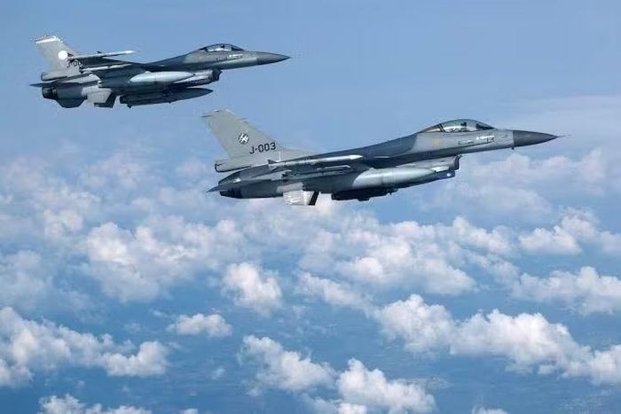 Ban đầu dự kiến Ukraine sẽ nhận được tiêm kích F-16 đầu tiên từ Bỉ vào năm 2024. Tuy nhiên mốc thời gian nói trên bị hoãn lại do sự chậm trễ trong việc giao nhận F-35, khi chúng dự kiến sẽ thay thế F-16 trong Không quân Bỉ.