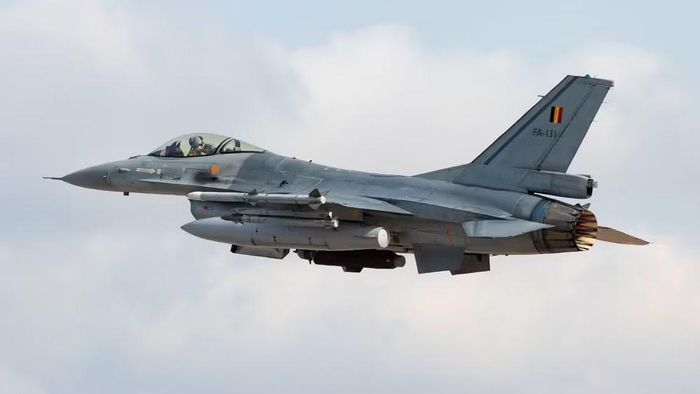 Vào tháng 5/2024, Bỉ cam kết sẽ chuyển giao tổng cộng 30 tiêm kích F-16 cho Ukraine trước năm 2028. Kế hoạch tổng thể đặt mục tiêu giao 53 chiếc F-16 vào cuối năm 2029.