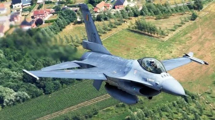"Chúng tôi có thể giúp đỡ Ukraine nhiều hơn, chúng tôi có cơ hội đó. Đặc biệt, chúng tôi có thể hỗ trợ đắc lực về đạn pháo cỡ 20 mm cho tiêm kích F-16", Thủ tướng Bỉ nói thêm.