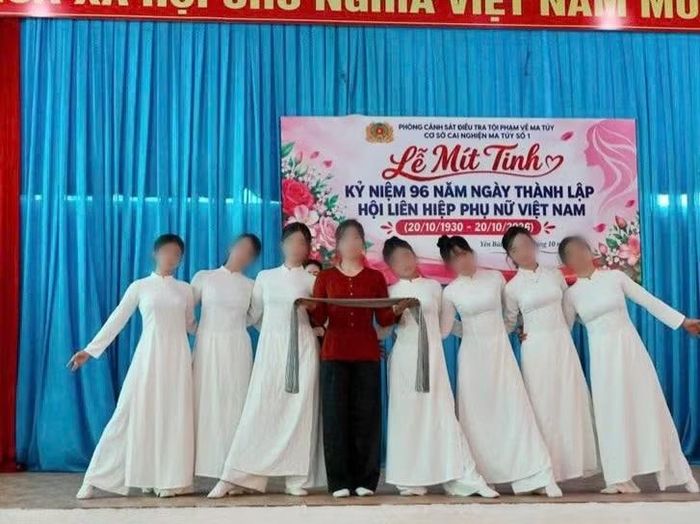 Tiết mục văn nghệ ca ngợi về người mẹ do chính cán bộ chiến sĩ và các nữ học viên Cơ sở cai nghiện ma tuý số 1 phối hợp biểu diễn