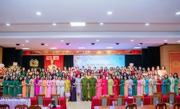 Các đại biểu chụp ảnh lưu niệm