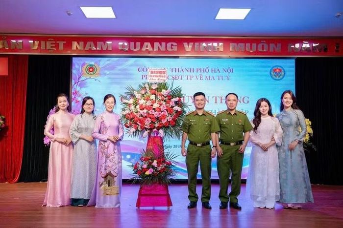 Ban chỉ huy Phòng tặng lẵng hoa chúc mừng