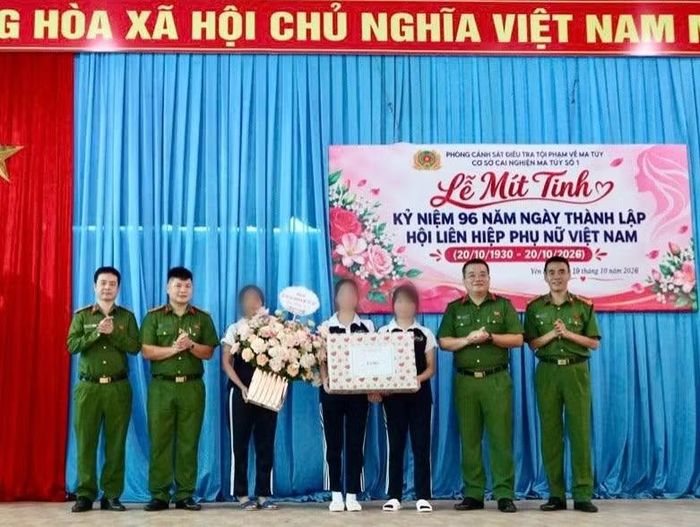 Chỉ huy Cơ sở cai nghiện ma tuý số 1 trao quà cho các học viên nữ đạt giải trong cuộc thi Kỷ niệm 96 năm ngày thành lập liên hiệp phụ nữ Việt Nam tại đơn vị