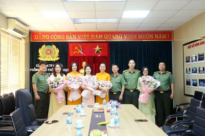Đại diện Ban Chỉ huy Phòng Viễn thông, tin học và cơ yếu tặng hoa chúc mừng các nữ cán bộ, chiến sĩ