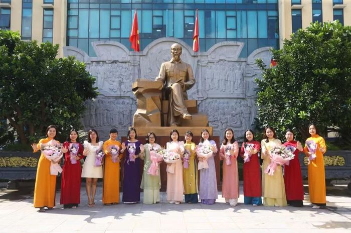 Các nữ cán bộ, chiến sĩ bên Tượng đài Chủ tịch Hồ Chí Minh tại Công an thành phố Hà Nội