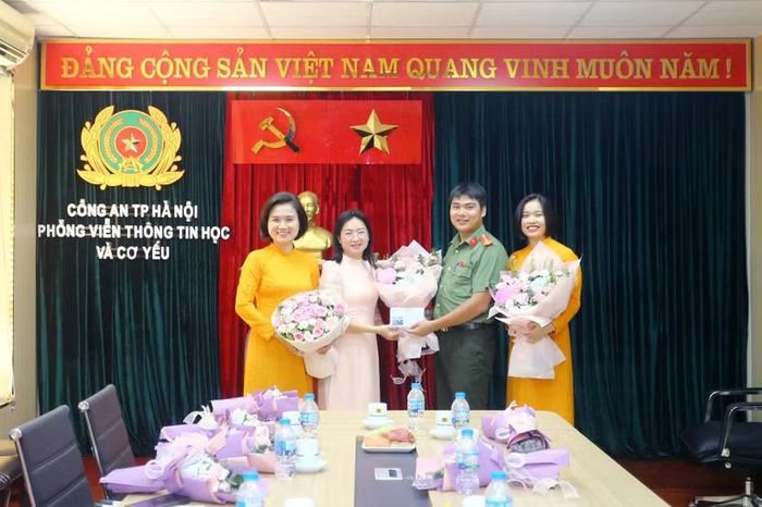 Đại diện Đoàn Thanh niên Phòng Viễn thông, tin học và cơ yếu tặng hoa chúc mừng các nữ cán bộ, chiến sĩ