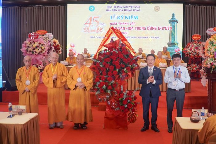 Lẵng hoa chúc mừng 45 năm Ban Văn hóa Trung ương Giáo hội Phật giáo Việt Nam của Ủy ban Trung ương MTTQ Việt Nam. Ảnh: Đình Minh.