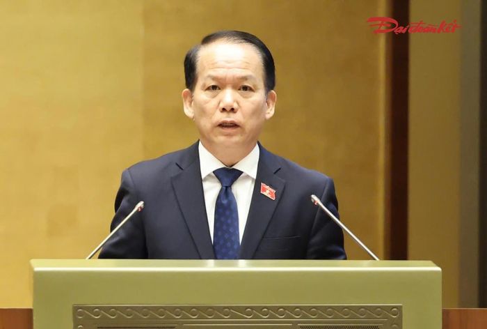 Bộ trưởng Bộ Tư pháp Hoàng Thanh Tùng báo cáo trước Quốc hội (Ảnh: Quang Vinh)
