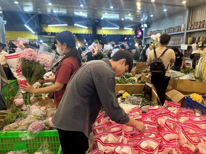Minh Tuấn (21 tuổi) cùng bạn có mặt tại chợ để mua hoa tặng người thân yêu nhất của mình trước ngày 20/10. ”Em cảm thấy không khí ở chợ hoa đêm rất nhộn nhịp, tấp nập. Được tự tay chọn những bông hoa tươi nhất, đẹp nhất tặng những người thân yêu là điều hạnh phúc đối với em", Tuấn nói.