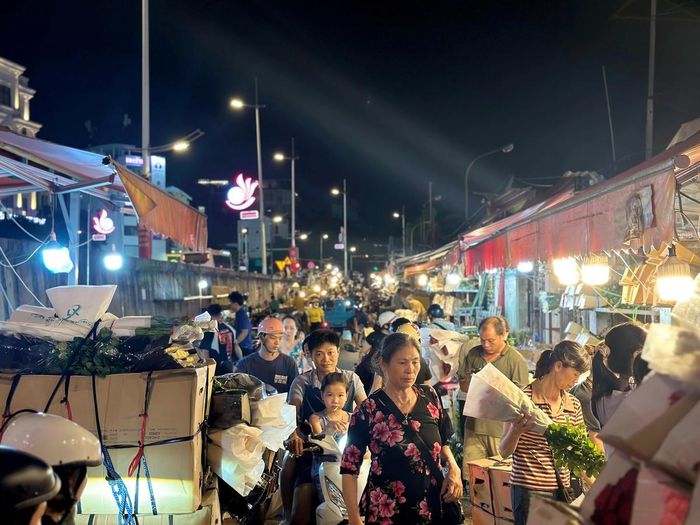 Chợ hoa đêm Quảng An diễn ra nhộn nhịp nhất từ 23h đến 4h sáng hôm sau.