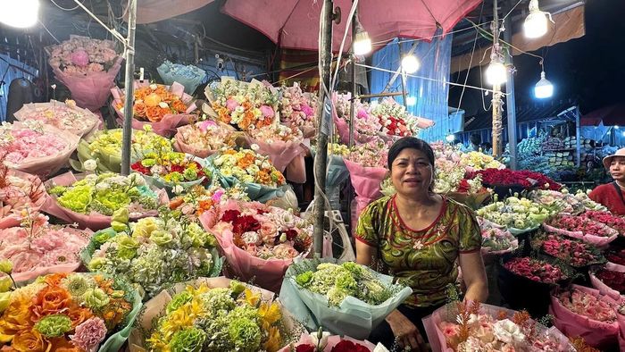 Bà Trần Thị Thoan - tiểu thương tại chợ Quảng An cho biết, giá nhiều loại hoa vẫn ở mức bình thường, không tăng đáng kể như những dịp lễ trước. “So ngày hôm nay với những ngày bình thường thì giá cả có nhích lên không đáng kể. Hoa năm nay nói chung khó bán hơn mọi năm”.