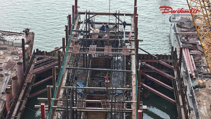 Đáng chú ý, tại vị trí ba trụ tháp chính giữa sông Hồng, công tác khoan cọc nhồi đã cơ bản hoàn thành. Các đơn vị thi công đang chuyển sang xây dựng bệ trụ, chuẩn bị cho giai đoạn dựng tháp cầu. Đây là một trong những hạng mục quan trọng, có yêu cầu kỹ thuật cao của công trình cầu dây văng.