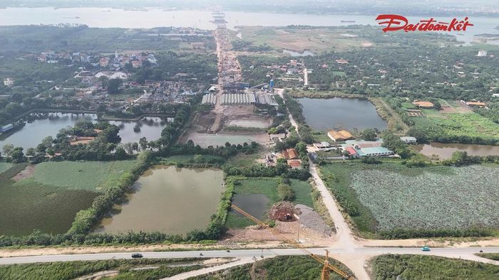 Sau một năm khởi công, công trường dự án cầu Thượng Cát đang bước vào giai đoạn triển khai đồng loạt nhiều hạng mục. Những trụ cầu bê tông cốt thép dần vươn lên giữa dòng sông Hồng, từng bước định hình diện mạo cây cầu dây văng mới ở phía Tây Bắc Thủ đô Hà Nội.