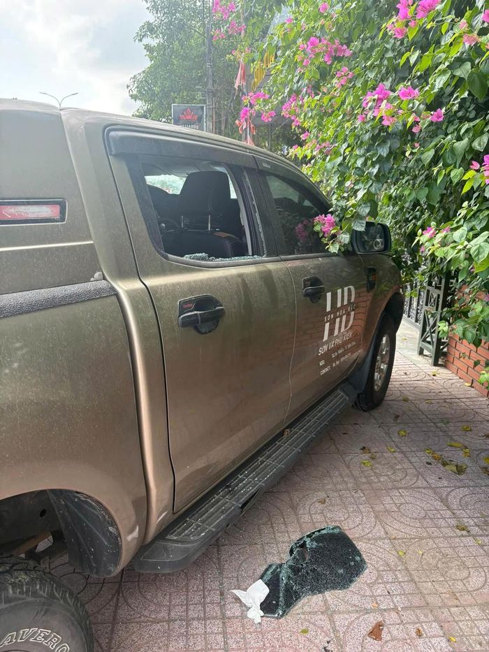 Chiếc xe bán tải của một người dân tại xã Diễn Châu bị đập vỡ kính trong đêm. Ảnh: NDCC
