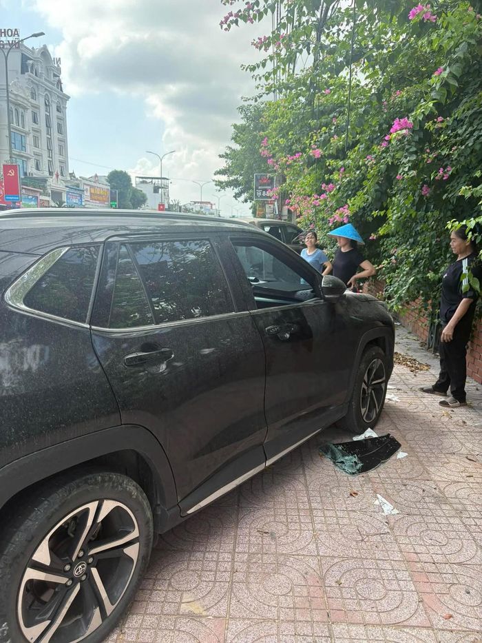 Cách đó 5m, một chiếc xe khác cũng bị đập vỡ kính phía trước.