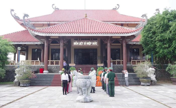 Các đại biểu dâng hương tại đền liệt sĩ Hiệp Đức. Ảnh: QS.
