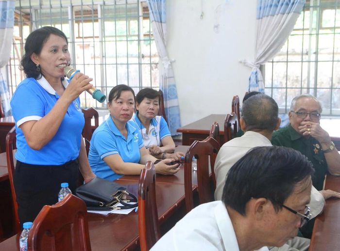 Đại diện hội nông dân thẳng thắn trao đổi những thắc mắc liên quan đến chính sách BHXH, BHYT.