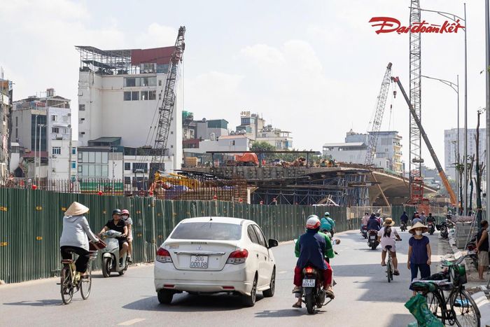 Trong khi tuyến đường chính đã được thông xe, hai cầu vượt tại nút giao Láng Hạ - Giảng Võ và nút giao Nguyễn Chí Thanh vẫn đang được các nhà thầu tập trung thi công.