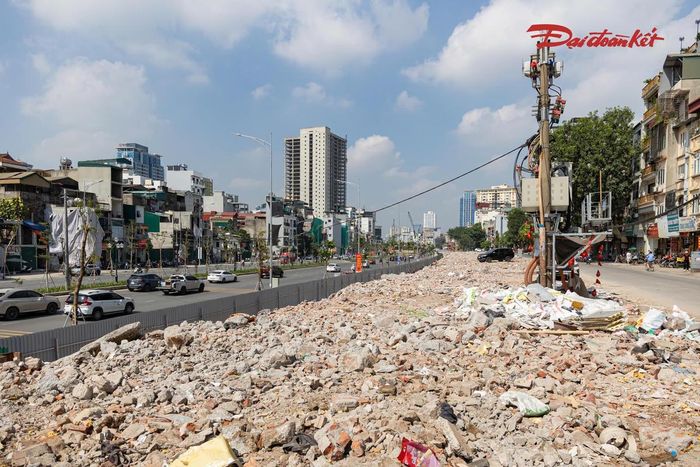 Bên cạnh tuyến đường chính, dự án bãi đỗ xe kết hợp cây xanh tại khu vực giữa đường Vành đai 1 và đường La Thành cũng đang được chuẩn bị triển khai. Công trình có diện tích khoảng 6.803 m2, sử dụng vốn ngân sách thành phố.