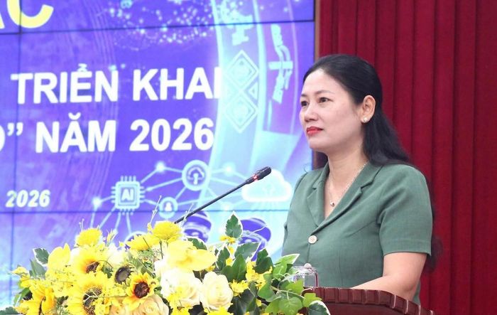Bà Đoàn Thị Thanh Tâm, Ủy viên Ban Chấp hành Đảng bộ tỉnh, Phó Trưởng ban Thường trực Ban Tuyên giáo Tỉnh ủy Lào Cai dự và phát biểu tại xã Yên Bình. Ảnh: TGLC.