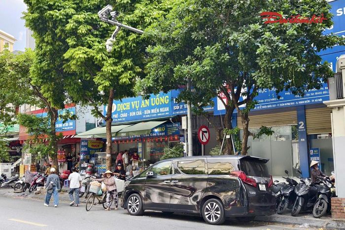 Từ ngày 15/10 đến 19/10, Đội CSGT đường bộ số 1 đã lập biên bản xử lý trực tiếp tại hiện trường 38 trường hợp vi phạm quy định về dừng, đỗ xe; đồng thời ghi hình, thu thập tài liệu làm căn cứ xử lý nguội đối với gần 50 trường hợp khác.