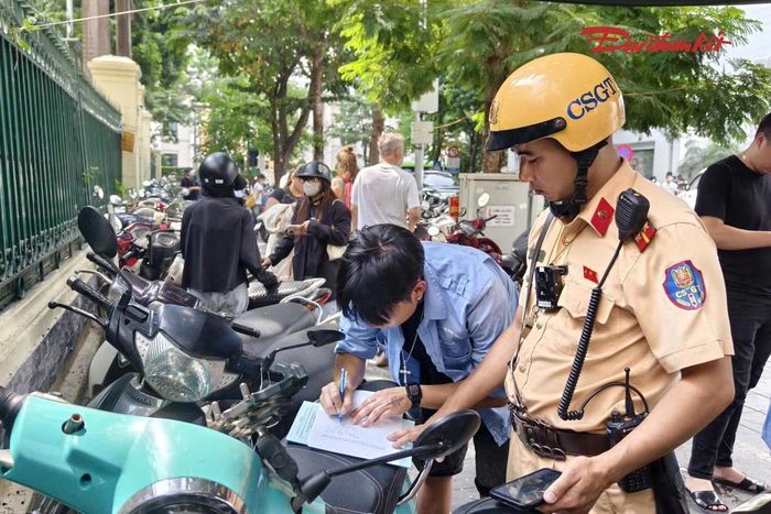 Qua kiểm tra, CSGT và Công an phường Hoàn Kiếm trực tiếp hướng dẫn chủ cơ sở, nhân viên trông giữ xe và khách đến giao dịch chấp hành quy định của Luật Trật tự, an toàn giao thông đường bộ. 