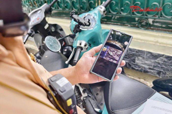 Thời gian tới, Đội CSGT đường bộ số 1 tiếp tục phối hợp Công an phường Hoàn Kiếm và công an các phường trên địa bàn tăng cường kiểm tra, giám sát, xử lý nghiêm các trường hợp dừng, đỗ xe trái quy định, đặc biệt là những phương tiện vi phạm nhưng không có lái xe tại chỗ hoặc tài xế cố tình vắng mặt.